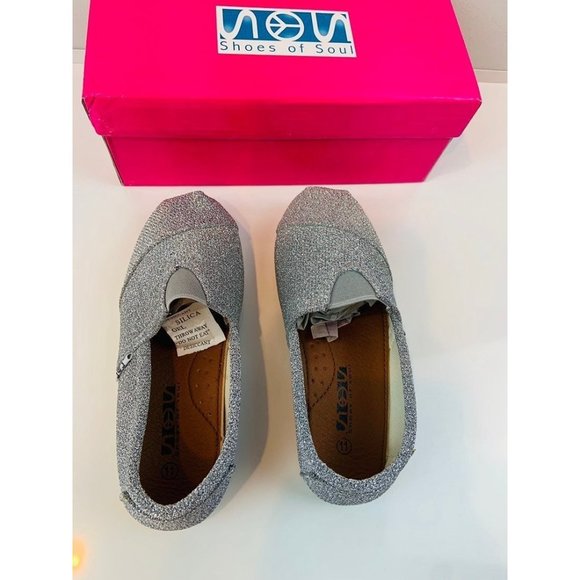 Brand New girls silver glitter flats - Picture 4 of 7
